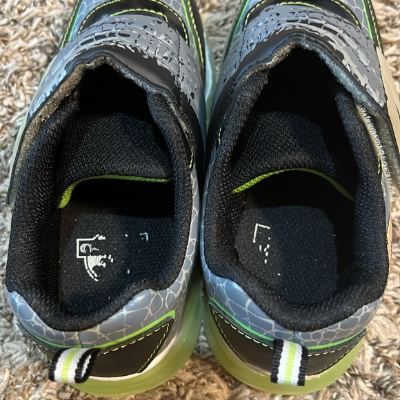 Jurassic World Toddler Boys' Athletic Sneakers - Black/Gray/Green Size 1 - Picture 6 of 7